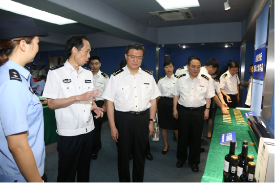图为:倪岳峰在深圳海关缉私局观看打私成果展示 朱子煜/摄